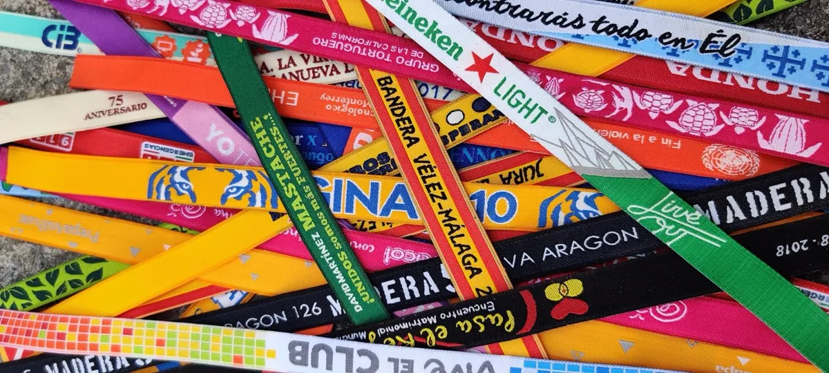 Colección de pulseras bordadas en varios colores